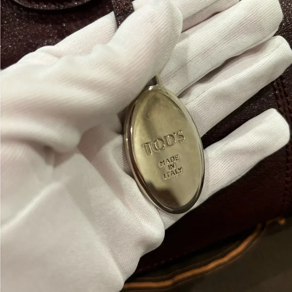 Tod’s Leather Shoulder Bag - Picture 13 of 15